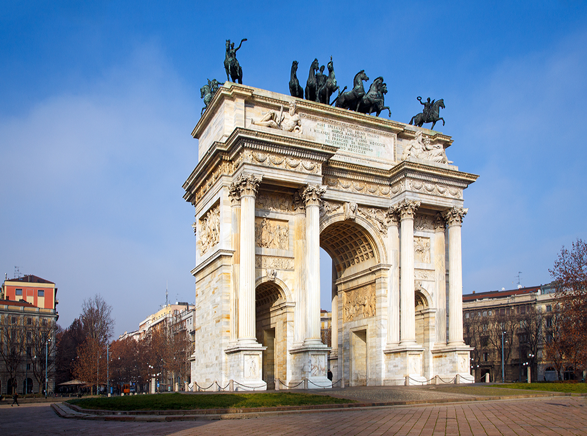 
Der Arco della Pace (Friedensbogen) ist ein Triumphbogen auf der Piazza Sempione im Bereich des Castello Sforzesco in Mailand, hier am 28.12.2015. 

Der in klassizistischem Stil erbaute, 1807 begonnene, 1838 fertiggestellte Bogen sollte zunchst an den Ruhm Napoleons und dann an den Europischen Frieden von 1815 erinnern.

Das von Luigi Cagnola geplante 25 m hohe Bauwerk zur monumentalen Ausgestaltung der Porta Sempione war bereits zu etwa zwei Dritteln fertiggestellt, als das italienische Knigreich Napoleons fiel und die Arbeiten eingestellt wurden. Sie wurden erst 1826 fortgesetzt und das Werk dem Frieden von 1815 gewidmet. 