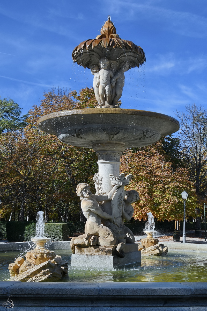 Der Artischockenbrunnen (Fuente de la Alcachofa) im Retiro-Park wurde Ende des 18. Jahrhundert erbaut. (Madrid, November 2022)