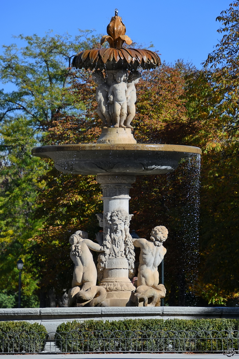 Der Artischockenbrunnen (Fuente de la Alcachofa) im Retiro-Park wurde Ende des 18. Jahrhundert erbaut. (Madrid, November 2022)