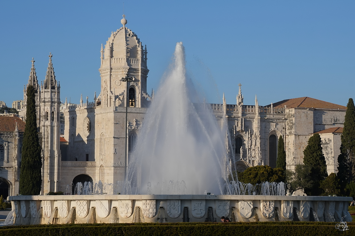 Der auf dem Reichsplatz (Praa do Imprio) im Jahre 1940 zu Ehren des Portugiesischen Kolonialreiches errichtete zentrale Springbrunnen (Fonte Monumental) hat einen Durchmesser von fast 30 Metern. (Lissabon, Januar 2017)