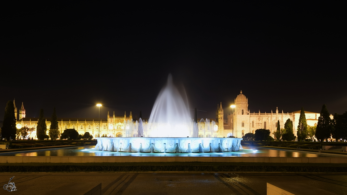 Der auf dem Reichsplatz (Praa do Imprio) im Jahre 1940 zu Ehren des Portugiesischen Kolonialreiches errichtete zentrale Springbrunnen (Fonte Monumental) hat einen Durchmesser von fast 30 Metern. (Lissabon, Januar 2017)
