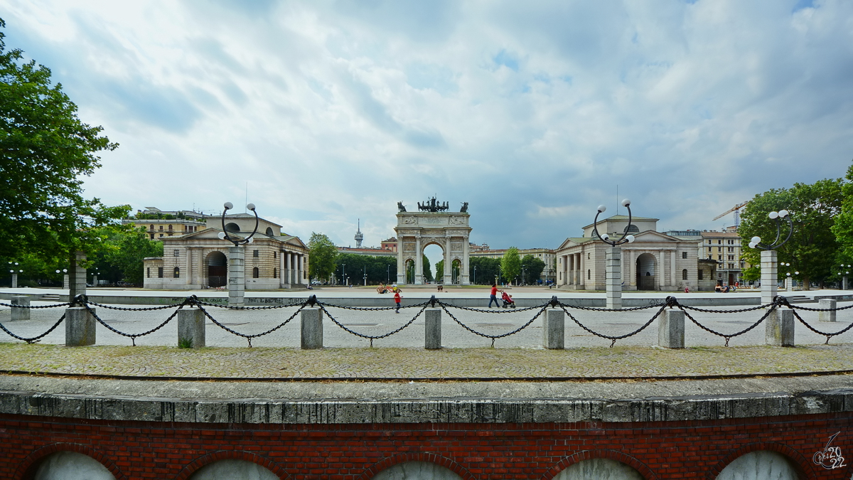 Der auf der Piazza Sempione zu findende Friedensbogen (Arco della Pace) wurde von 1807 bis 1838 errichtet und soll an Europischen Frieden von 1815 erinnern. (Mailand, Juni 2014)