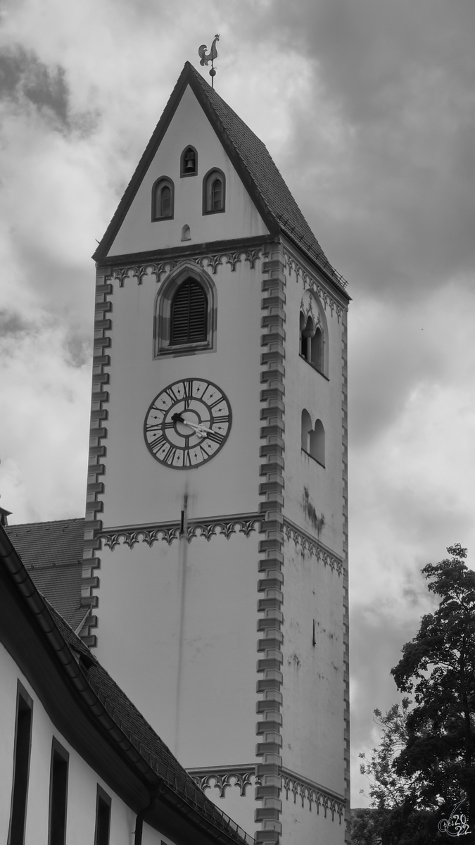 Der aus dem Jahr 1200 stammende Turm der Basilika St. Mang in Fssen. (Juli 2017)
