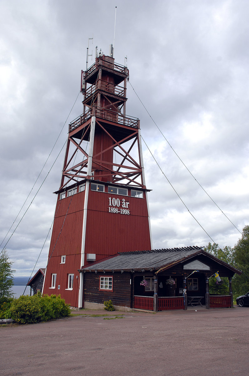 Der Aussichtsturm Vidablick auf dem Hedssberget sdlich von Rttvik (Dalarna/Schweden). Aufnahme: 31. Juli 2017.