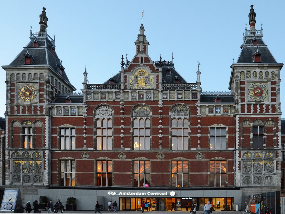 Der Bahnhof Amsterdam Centraal im Zentrum der Niederlndischen Hauptstadt. (August 2012)