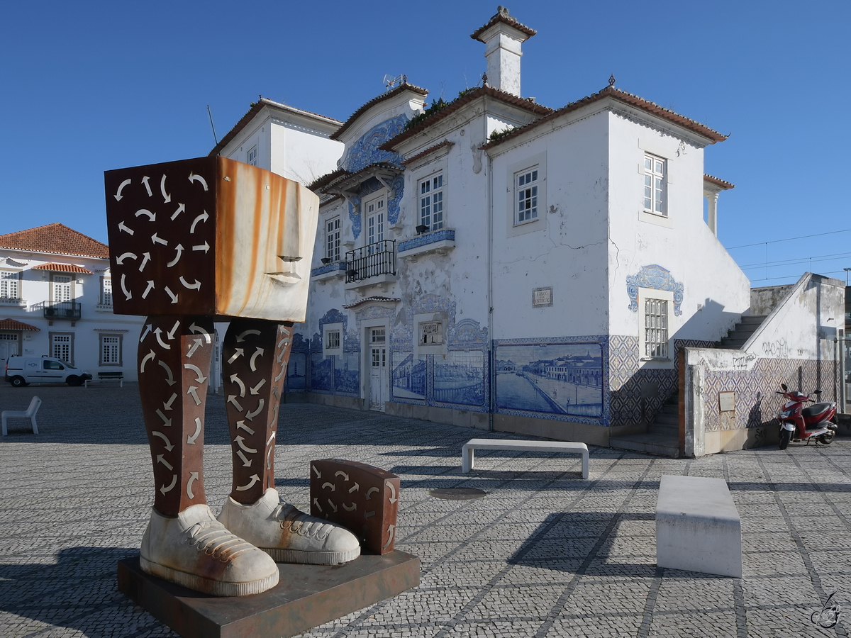 Der Bahnhof von Aveiro im typisch portugiesischen Stil, davor ein  Kunstwerk  aus Stahl. (Januar 2017)