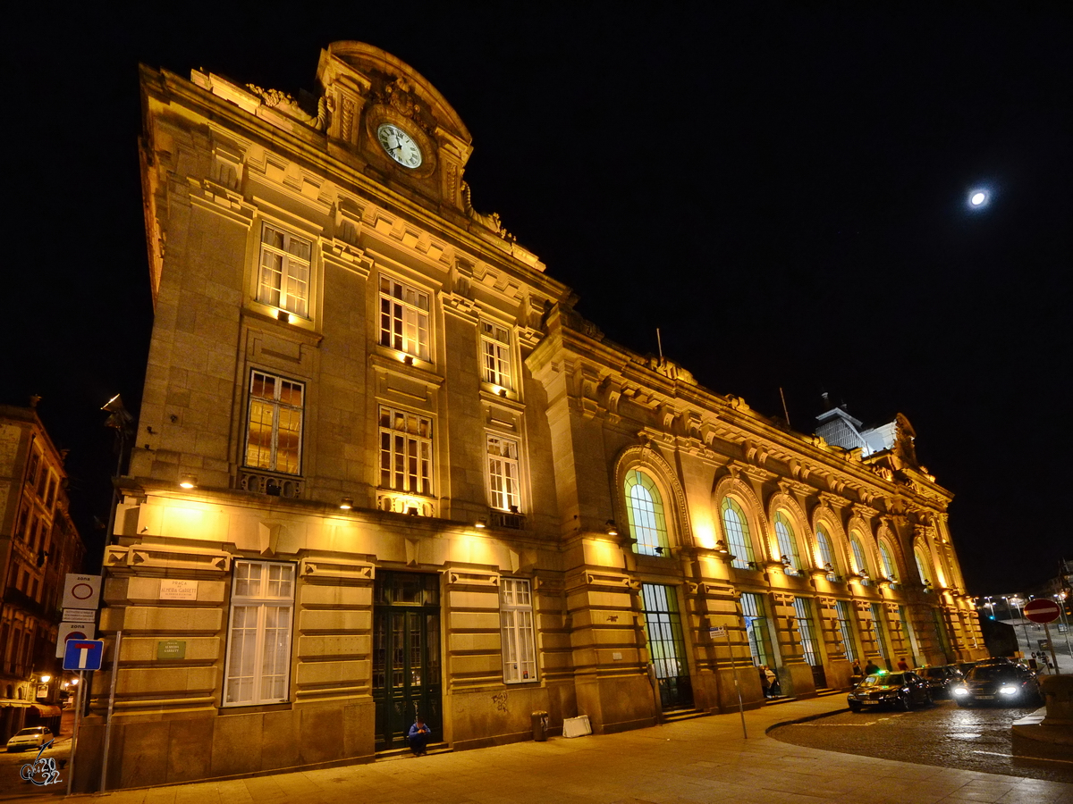 Der Bahnhof So Bento in Porto bei Nacht. (Mai 2013)