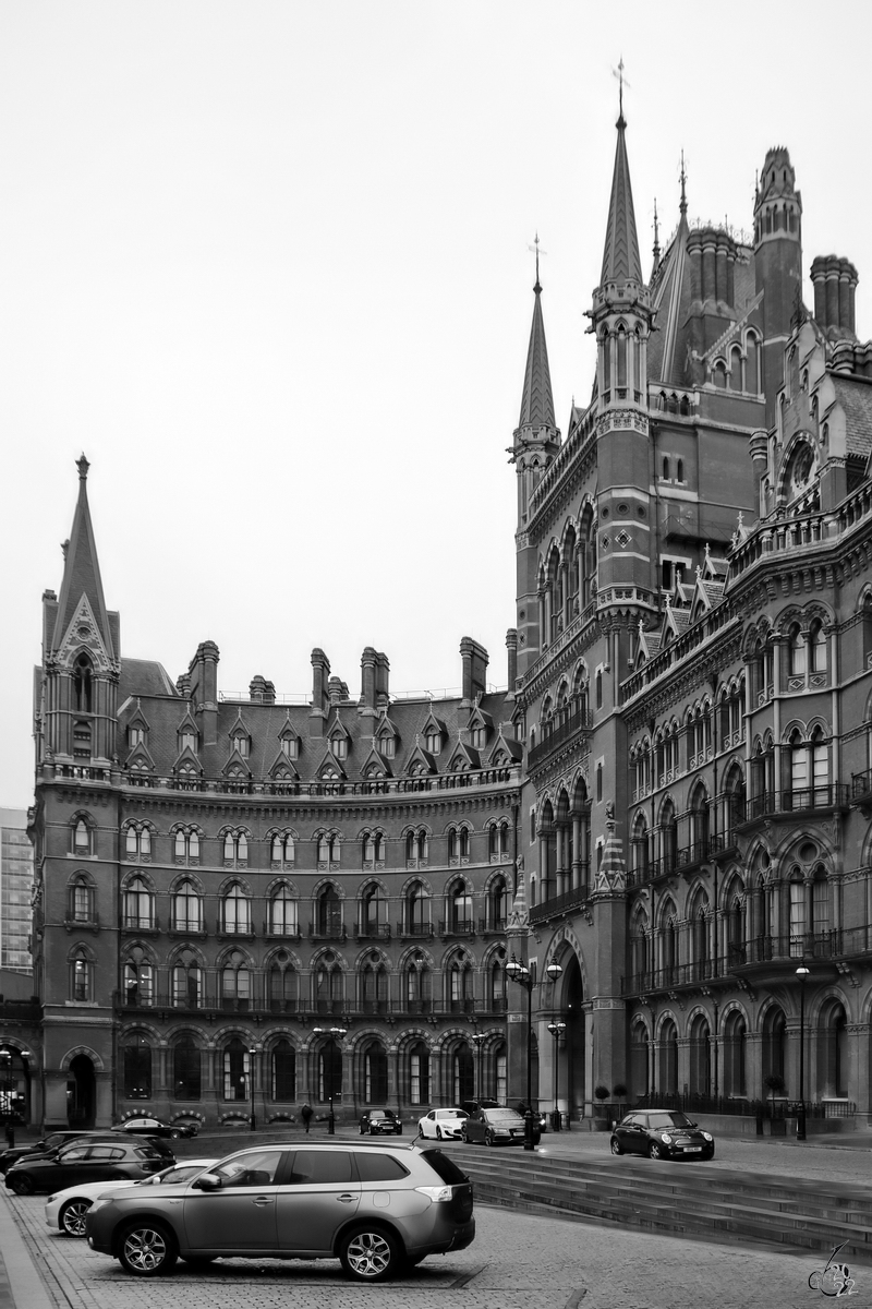 Der Bahnhof St Pancras wurde 1868 erffnet und sollte ursprnglich in den 1960er Jahren abgerissen werden. Im Bild der westliche Gebudeteil, in dem ein Hotel untergebracht ist. (Februar 2015)