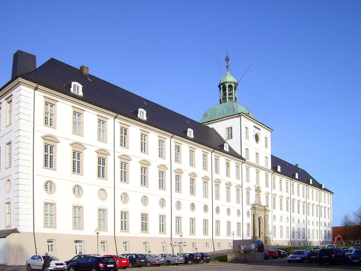 Der barocke Sdflgel des Schloss Guttorf in Schleswig. Das grte Schloss von Schleswig-Holstein war im Besitz des dnischen Knigshauses und der schleswigschen Herzge. Nach der Annexion des Gottorfer Anteils des Herzogtums Schleswig durch Dnemark 1713 diente das Schloss als Sitz des dnischen Statthalters in Schleswig, anschlieend wurde es als Kaserne genutzt. Heute beherbergt es die Stiftung Schleswig-Holsteinische Landesmuseen Schloss Gottorf. 
Aufnahme: 8. November 2005.