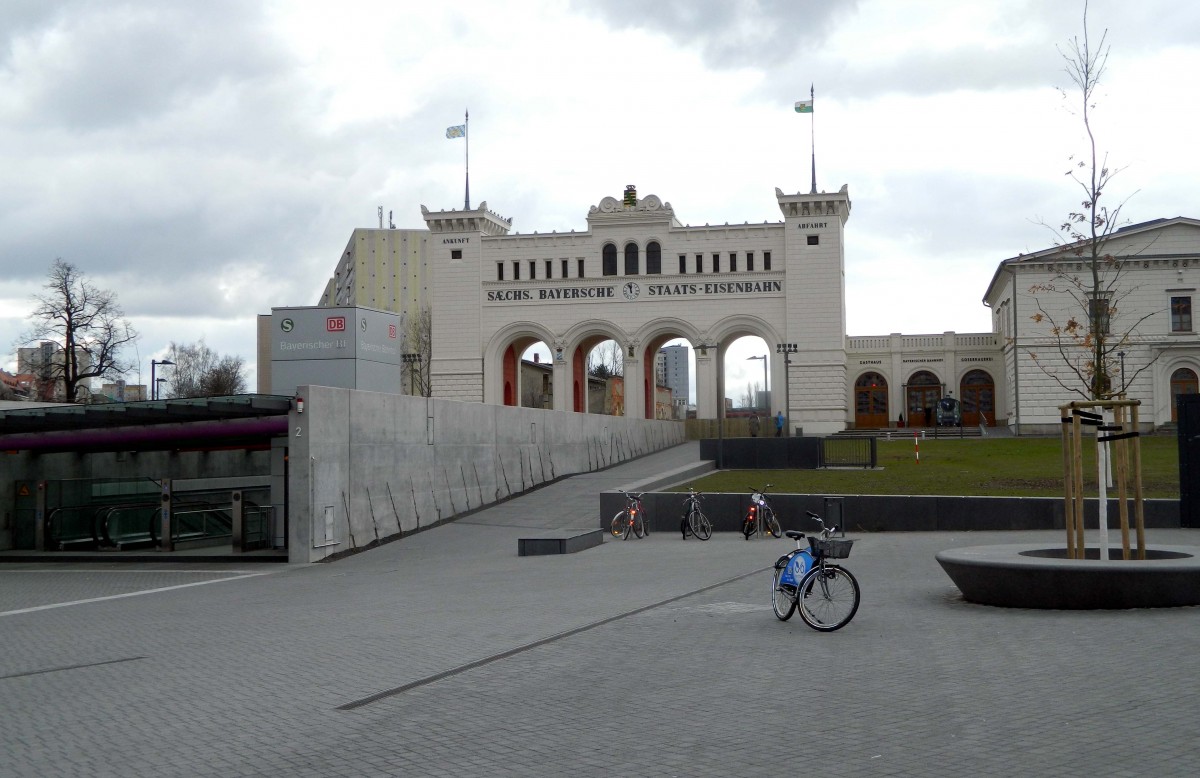 Der Bayerische Bahnhof in Leipzig bei feinstem Aprilwetter am 03.04.2015. Der Bayerische Bahnhof gilt als der lteste erhaltene Kopfbahnhof der Welt. 