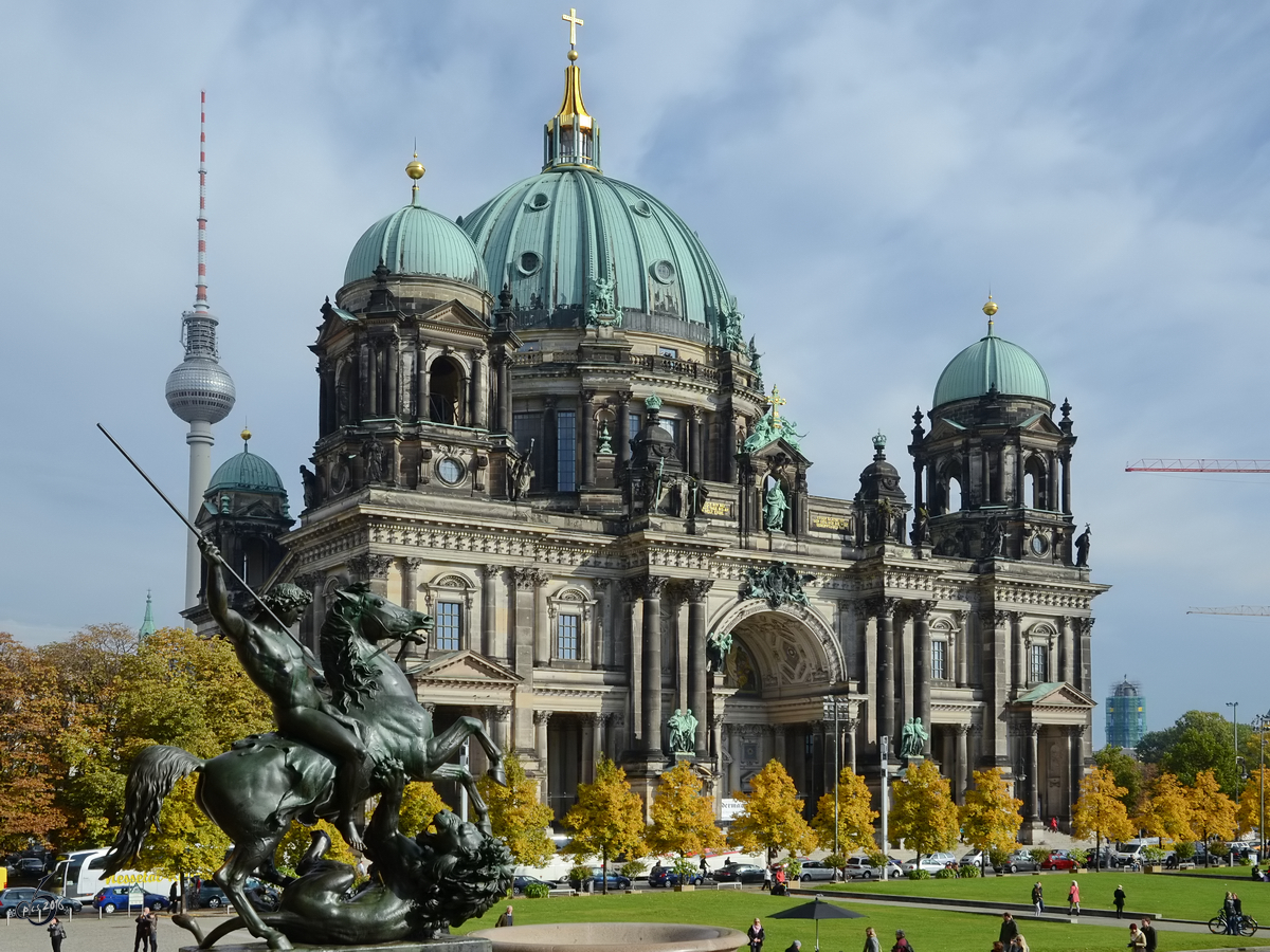 Der Berliner Dom ist die flchenmig grte evangelische Kirche Deutschlands. (Berlin-Mitte, Oktober 2013)