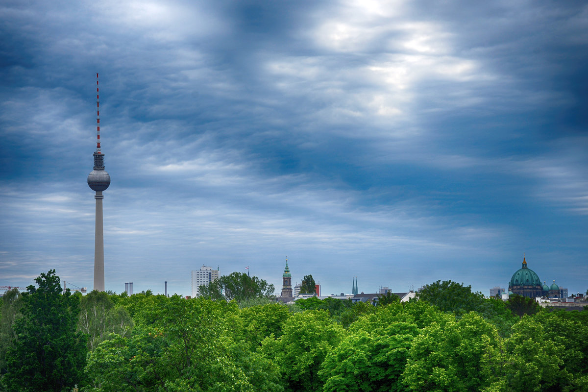 Der Berliner Fernsehturm vom Aussichtsturm am Mauerpark aus gesehen. Rechts im Bild ist der Berliner Dom zu sehen. Aufnahme: 8. Juni 2019.
