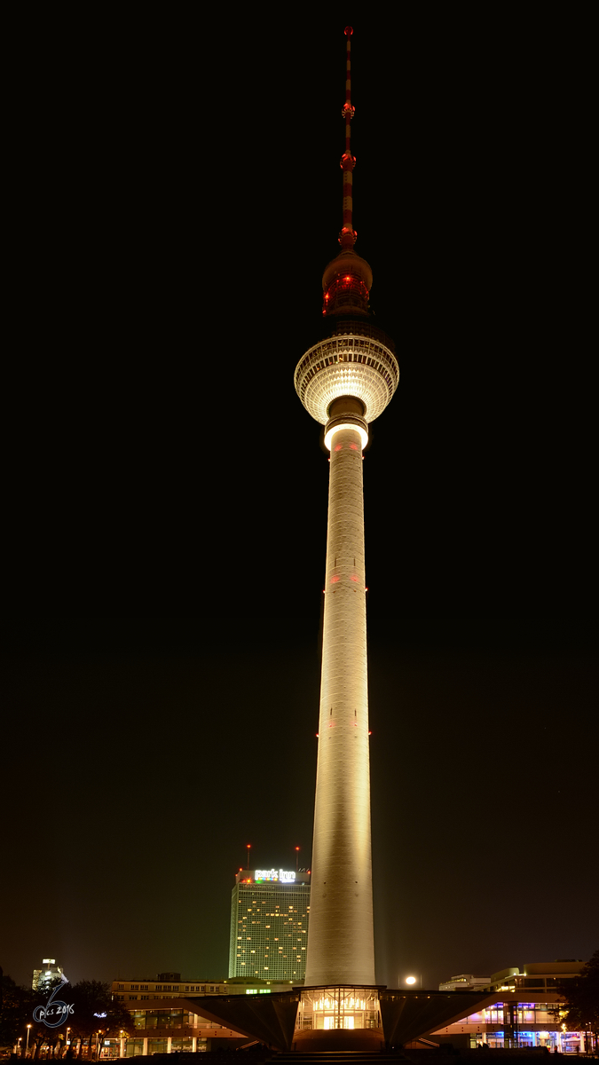Der Berliner Fernsehturm ist mit 368 Metern das hchste Bauwerk Deutschlands. (Berlin-Mitte, November 2014)