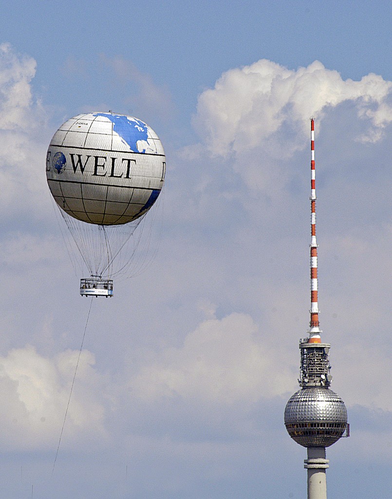 Der Berliner Fernsehturm mit dem Welt-Ballon. Aufnahme: 4. Mai 2008.