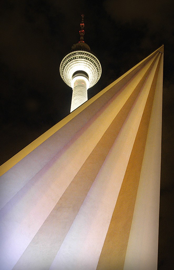 Der Berliner Fernsehturm von unten gesehen. Aufnahme: 3. Mai 2008.