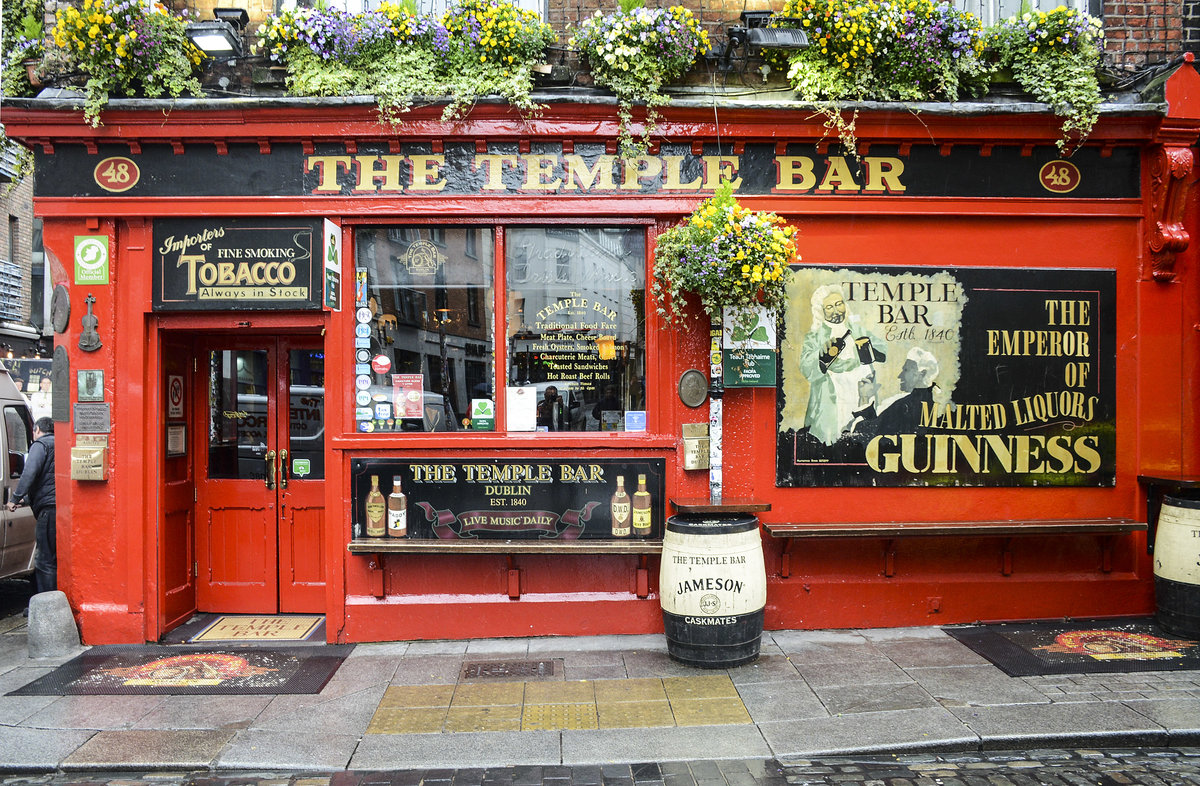 Der berhmte Dubliner Temple Bar hat seinen Namen vermutlich von der Familie Temple, die in dieser Gegend im 17. Jahrhundert lebte. Sir William Temple, Dekan des Dubliner Trinity College im Jahr 1609, bewohnte hier sein Haus mit Garten.
Aufnahme: 9. Mai 2018.