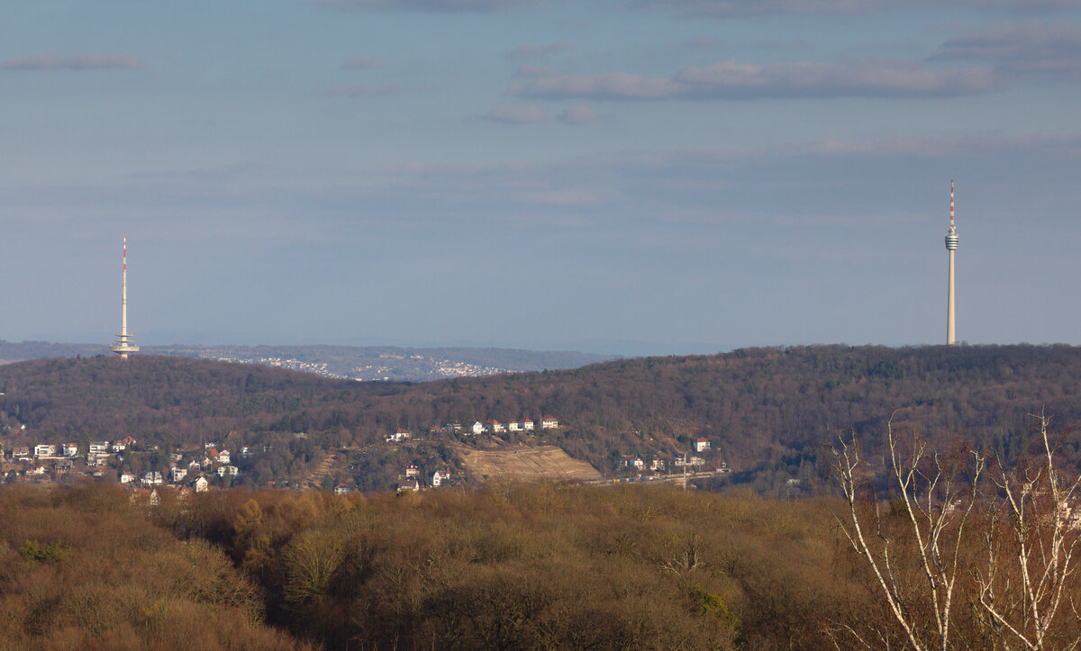 Der Blick vom Stuttgarter Birkenkopf am 05.03.2022 in Richtung Osten. Rechts im Bild ist das Wahrzeichen Stuttgarts, der Fernsehturm zu sehen. In der Bildmitte lsst sich die Weinsteige erahnen, worber sich tglich der Verkehr vom Kessel hoch auf die Filderebene qult. Im Hintergrund ist der Esslinger Stadtteil Krummenacker erkennbar. Links im Bild steht der kleine Bruder des Fernsehturms, der Fernmeldeturm. 