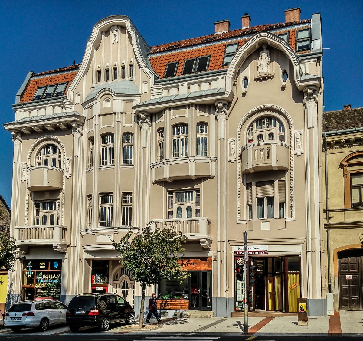 Der Bogenrieder Palast wurde im Jugendstil in Nagykanizsa (1914) erbaut. Jzsef Bogenrieder beann seine Karriere als Aushilfkraft bei einer Restaurant. Mit viel Talent, Flei und einem beischeidenen Lebeswandel konnte er nach Jahren einen Teil eines Bahnhofes mieten und dort eine Schenke ffnen. Spter hatte er selber eine Immobilie gekauft und dort einen Restaurant erffnet. Er hat auch Hotels betrieben. In diesen Zeiten konnte er sich den Bau eines solchen Palast erlauben, um den hochen Lebensstandard fr seine Familie zu sichern. Aufnahmedatum: 04.10.2017