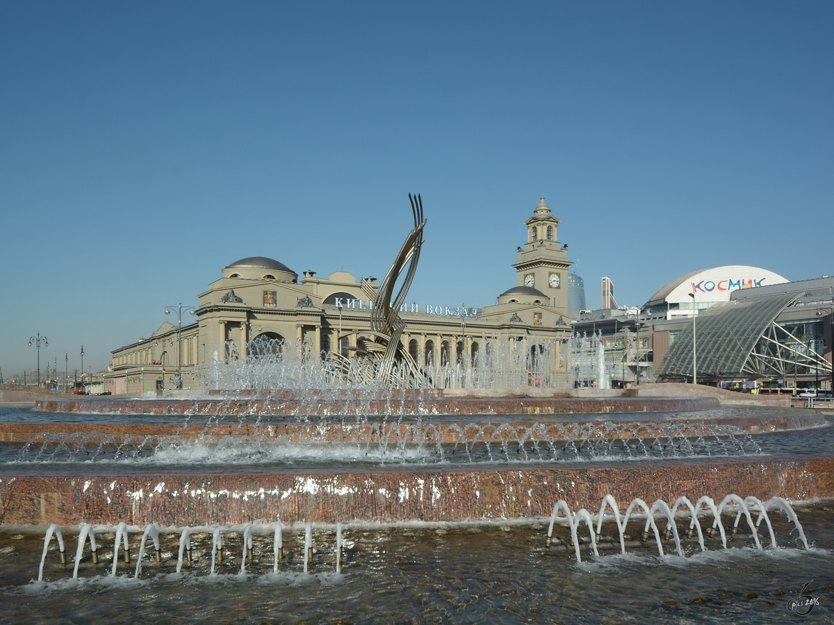 Der Brunnen am Europaplatz mit dem Kiewer Bahnhof im Hintergrund. (Moskau, Mai 2016)
