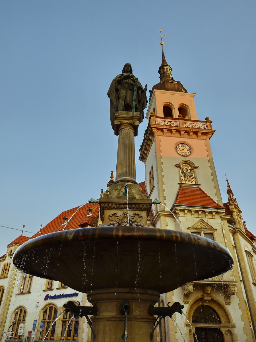 Der Brunnen mit der Figur des Stifters der Stadt Heinrich Borwin II. wurde 1889 errichtet und steht unweit des historischen Postamtes. (Gstrow, August 2013)