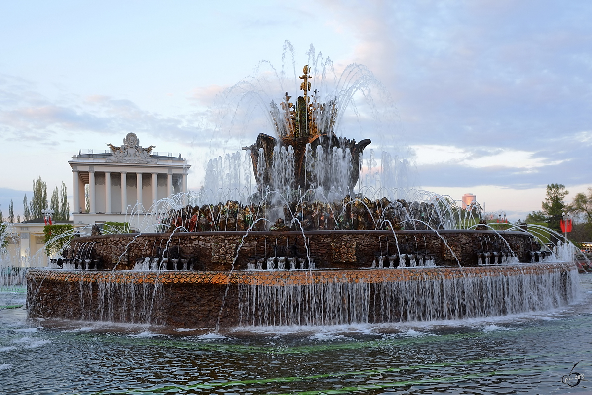 Der Brunnen  Steinerne Blume  der Ausstellung Errungenschaften der Volkswirtschaft (WDNCh) in Moskau. (Mai 2016)