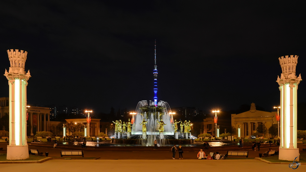 Der Brunnen  Vlkerfreundschaft  und im Hintergrund der Moskauer Funk- und Fernsehturm Ostankino. (Mai 2016)