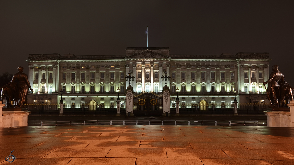 Der Buckingham-Palast bei Dunkelheit. (London, März 2013)