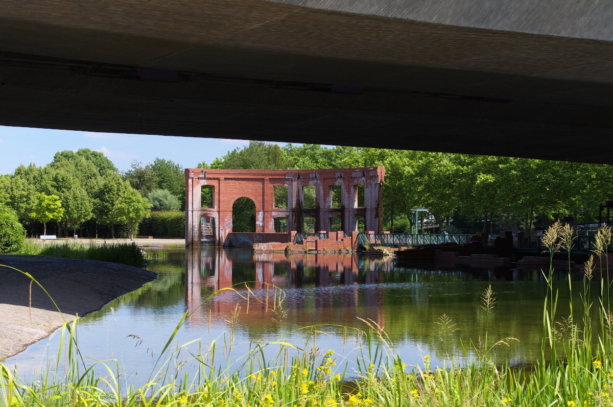 Der Brgerpark in Saarbrcken liegt auf der ehemaligen Hafeninsel der Saar. Dort wurde frher meist Kohle auf Saarschiffe verladen. das Element Wasser ist gebieben, nur die schwarze Kohle hat sich in Grnanlagen verwandelt. 22.06.2014