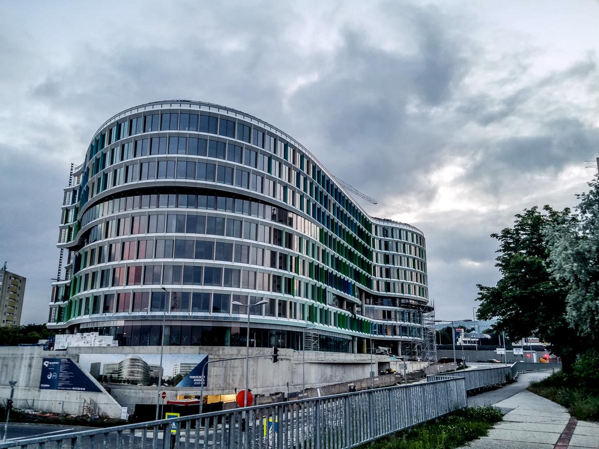 Der Bürokomplex  Budapest One  wurde schon fast fertiggebaut (16.05.2019).