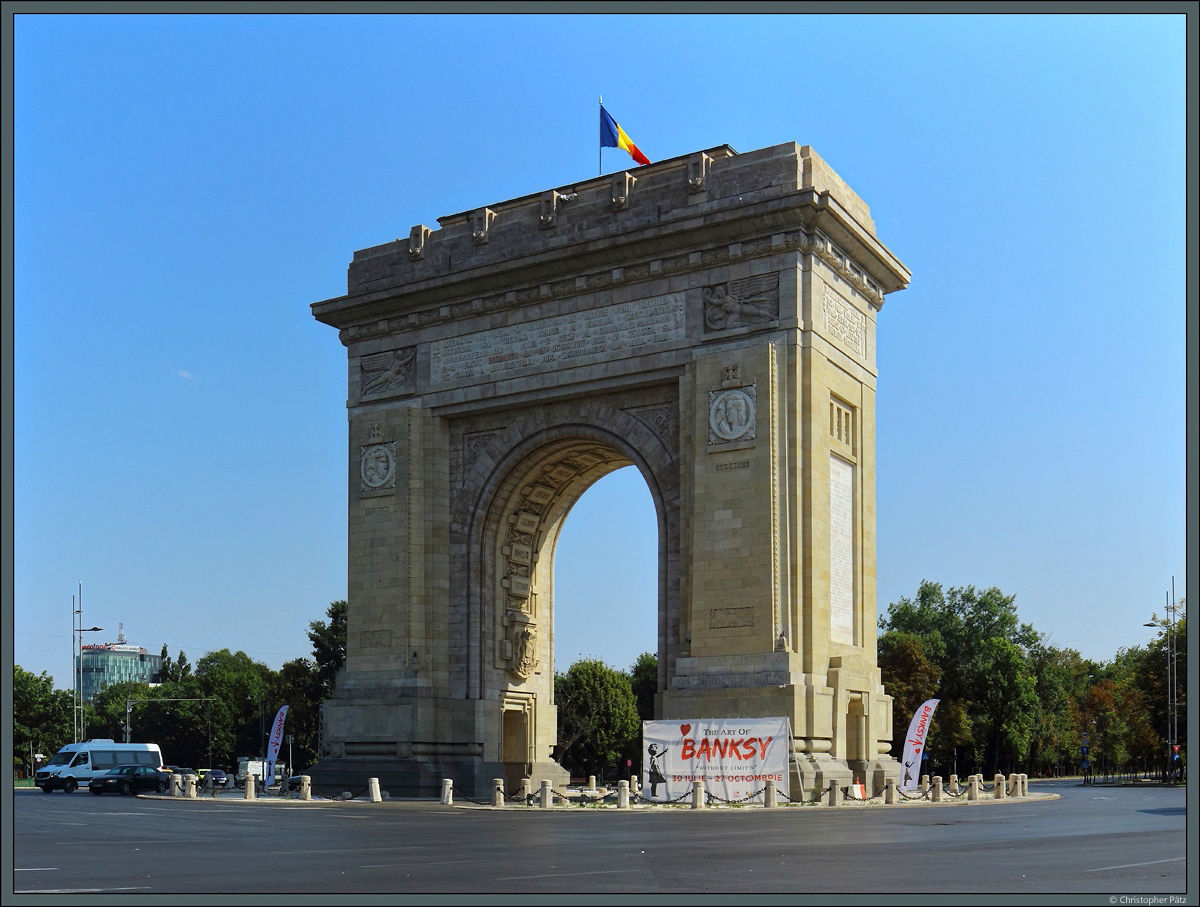 Der Bukarester Triumphbogen wurde 1935/36 nach dem Vorbild des Paris Arc de Triomphe erricht und soll an den Sieg im 1. Weltkrieg erinnern. (4.9.2019)