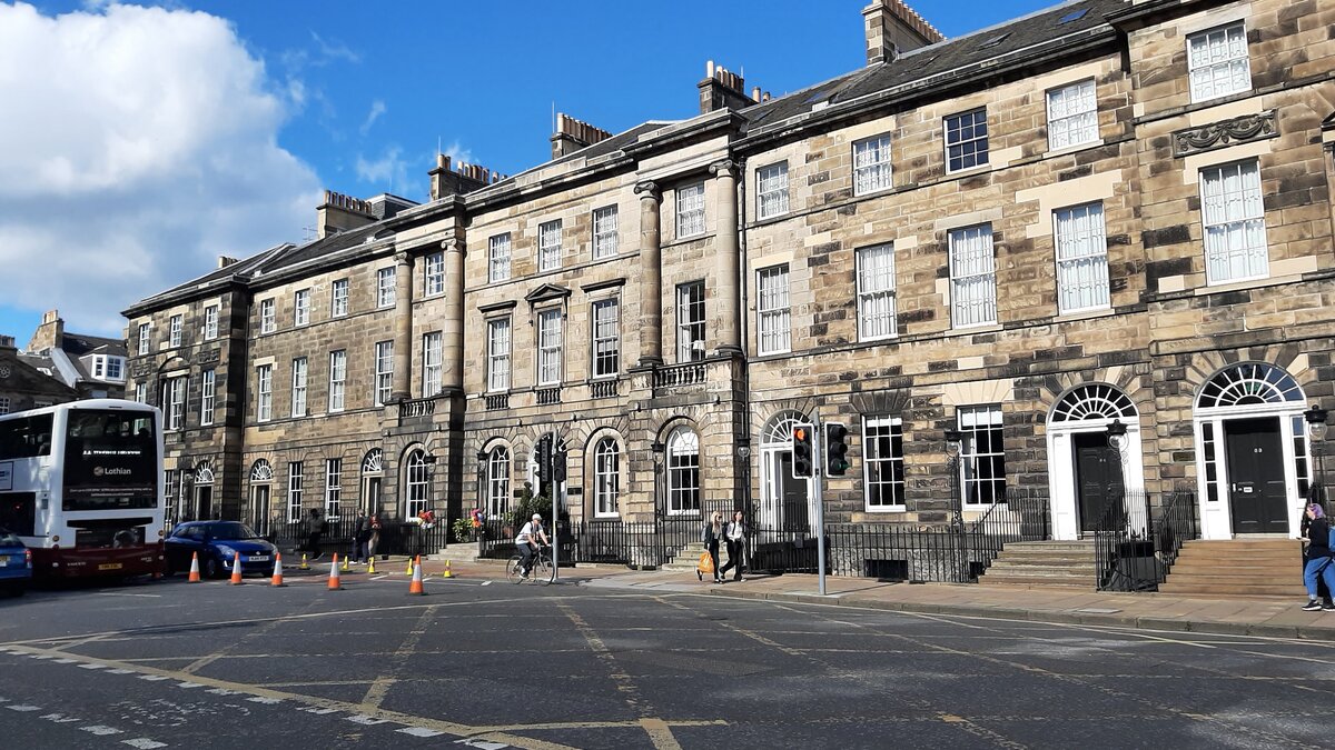 Der Charlotte Square in der Neustadt von Edinburgh, Schottlands Hauptstadt, am 30.07.26. 
Der Platz wurde im Jahr 1791 geschaffen und diente in der viktorianische �ra einer Elite der Mittelschicht aus juristischen und medizinischen Fachkr�ften als  Wohnadresse. Inzwischen sind die H�user in der Mehrzahl in B�ros umgewandelt.