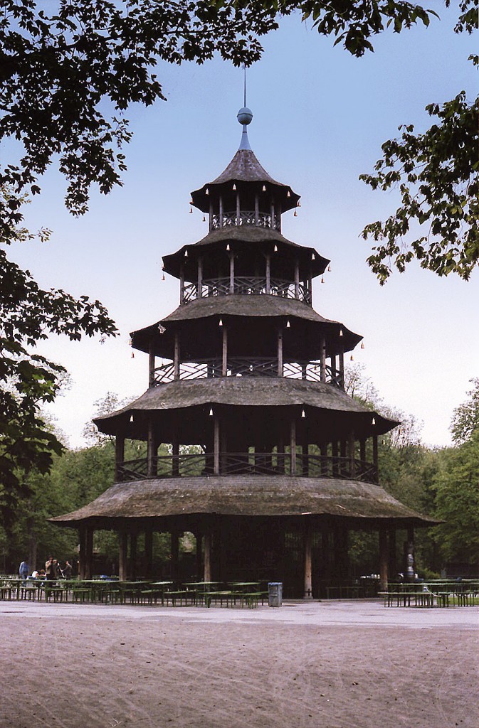 Der Chinesische Turm im Englischen Garten in Mnchen. Aufnahme: Juli 1984 (digitalisiertes Negativfoto).