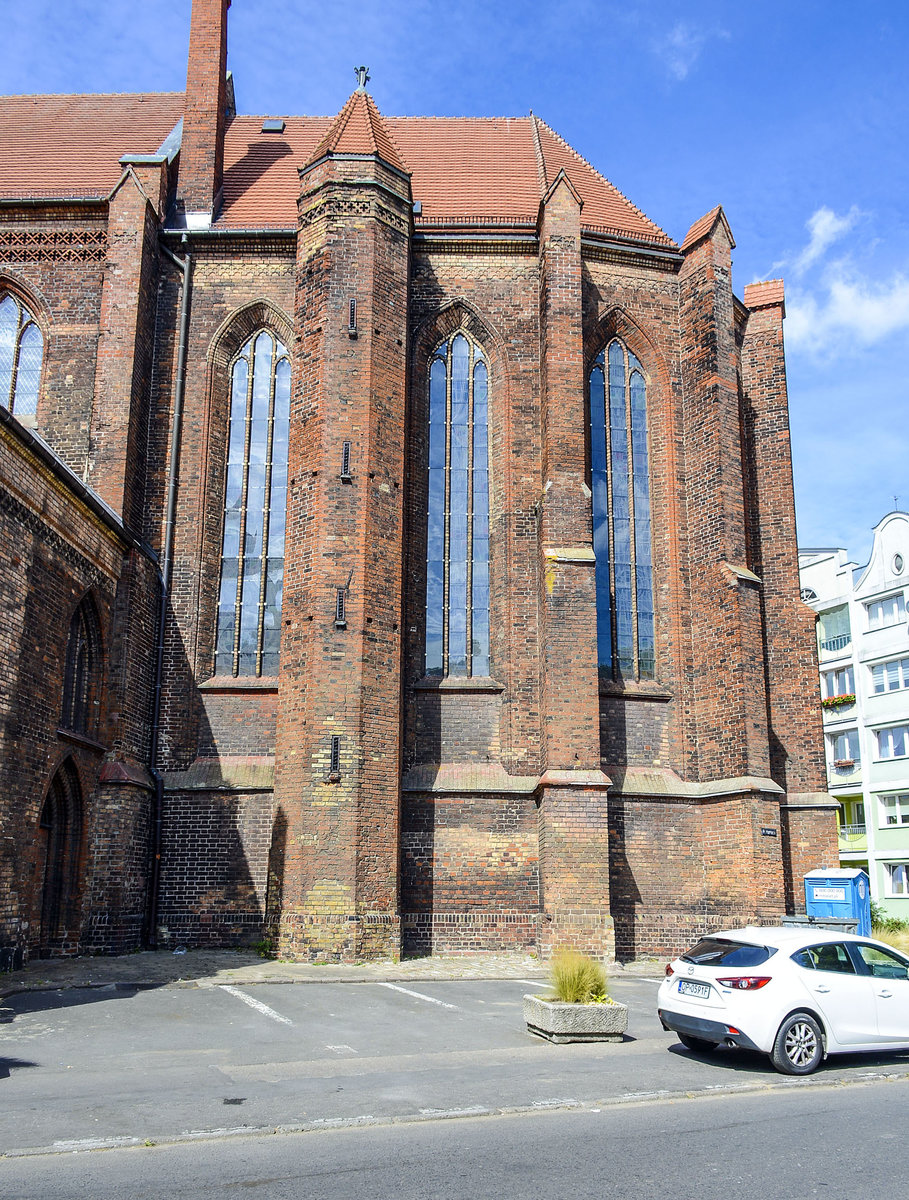 Der Chor von der Marienkirche (kościł Mariacki) in Słupsk (Stolp) in Hinterpommern. Im Inneren der Kirche kann man sich eine sptgotische figrliche Darstellung der Kreuzigung anschauen. Aufnahme: 20. August 2020.