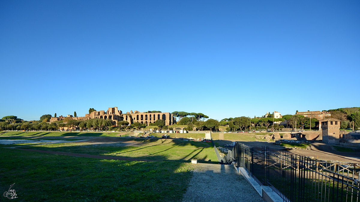 Der Circus Maximus (Circo Massimo) war der grte Circus im antiken Rom. Die Stein- & Marmorarena bot 250.000 Sitzpltze fr Wagenrennen und ist heute grtenteils nur noch eine Grnflche. (Dezember 2015)