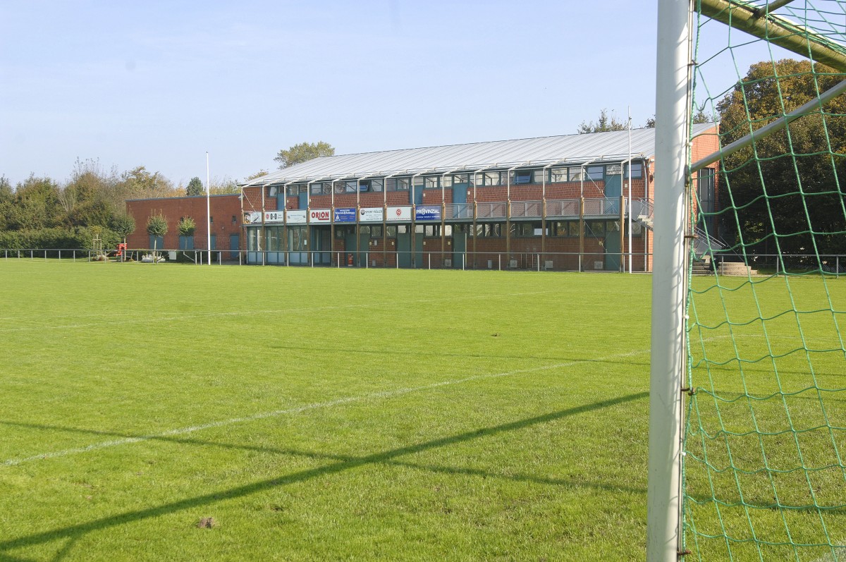 Der dnische Sportplatz Idrtsparken mit dem Umkleidehaus in Flensburg. Aufnahme: September 2011.