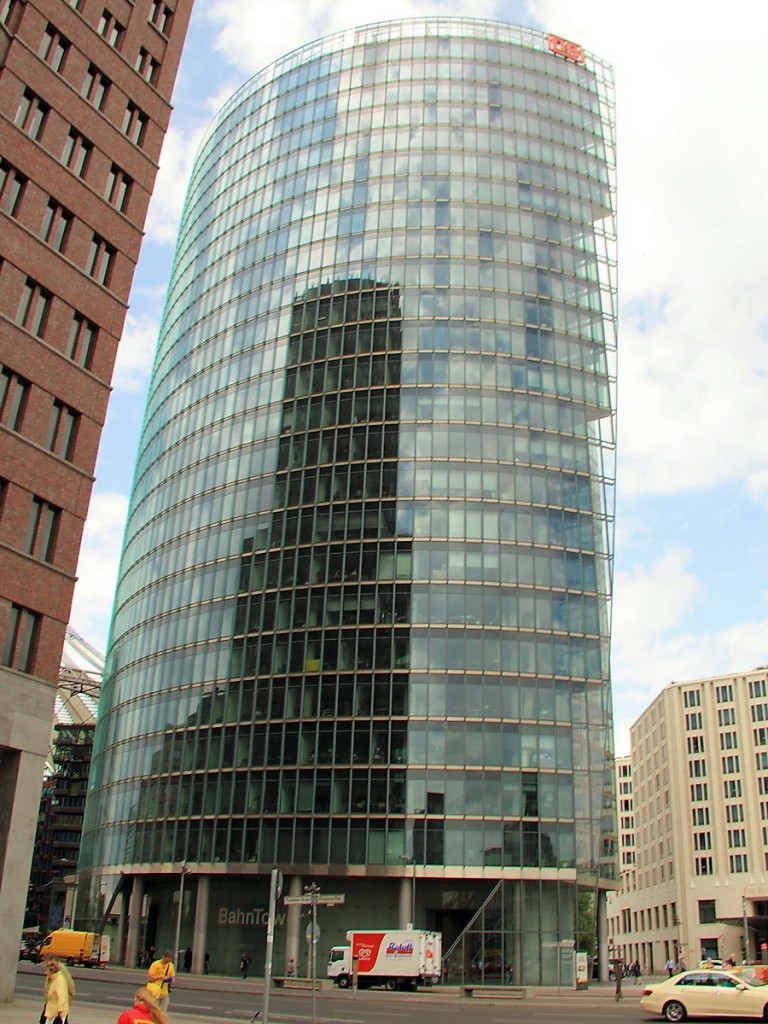 Der DB-Tower in Berlin am Potsdamer Platz am 03. Juni 2015