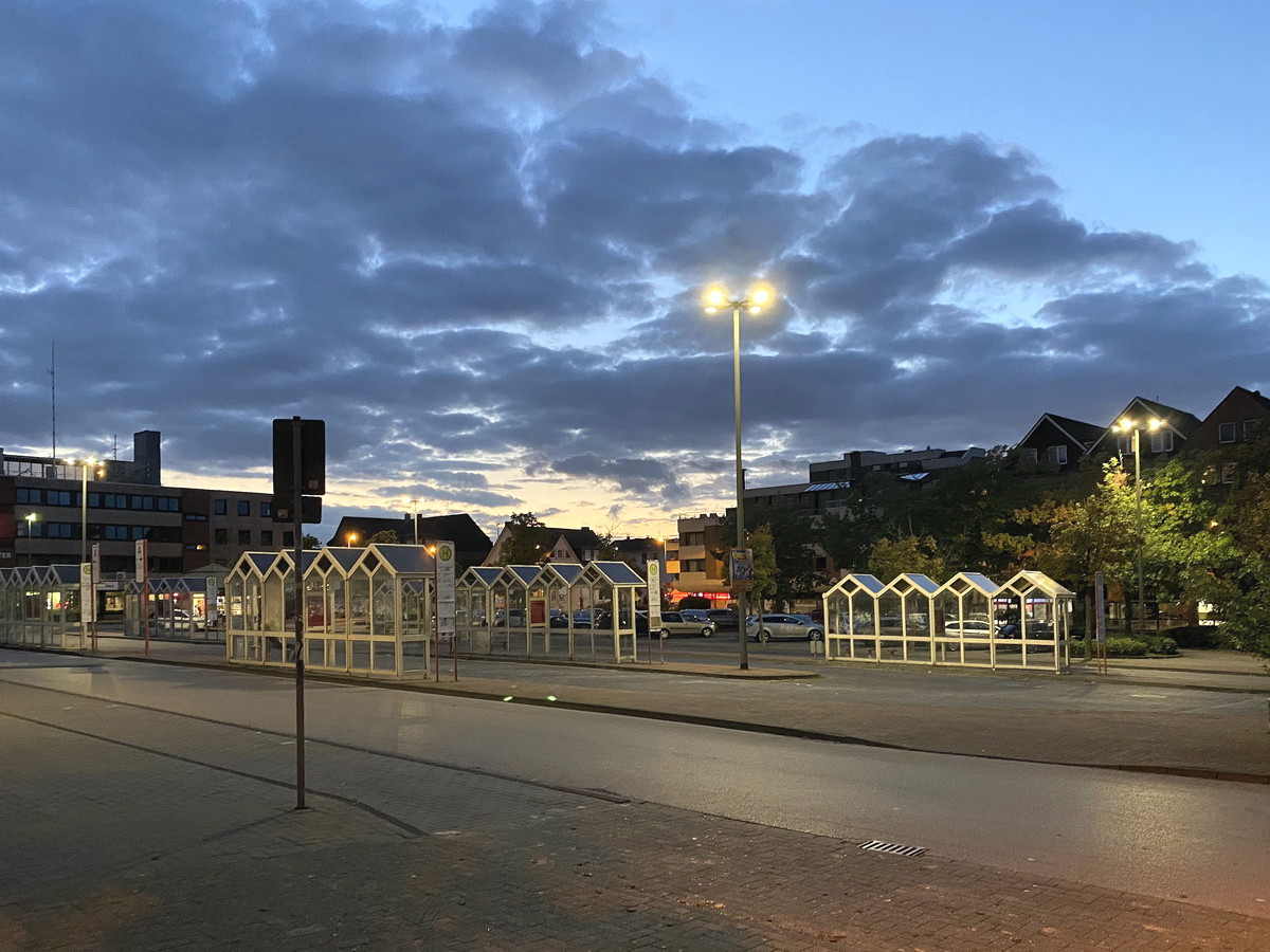 Der direkt am Bahnhof liegende Busbahnhof am 07. Oktober 2020 in Geilenkirchen.