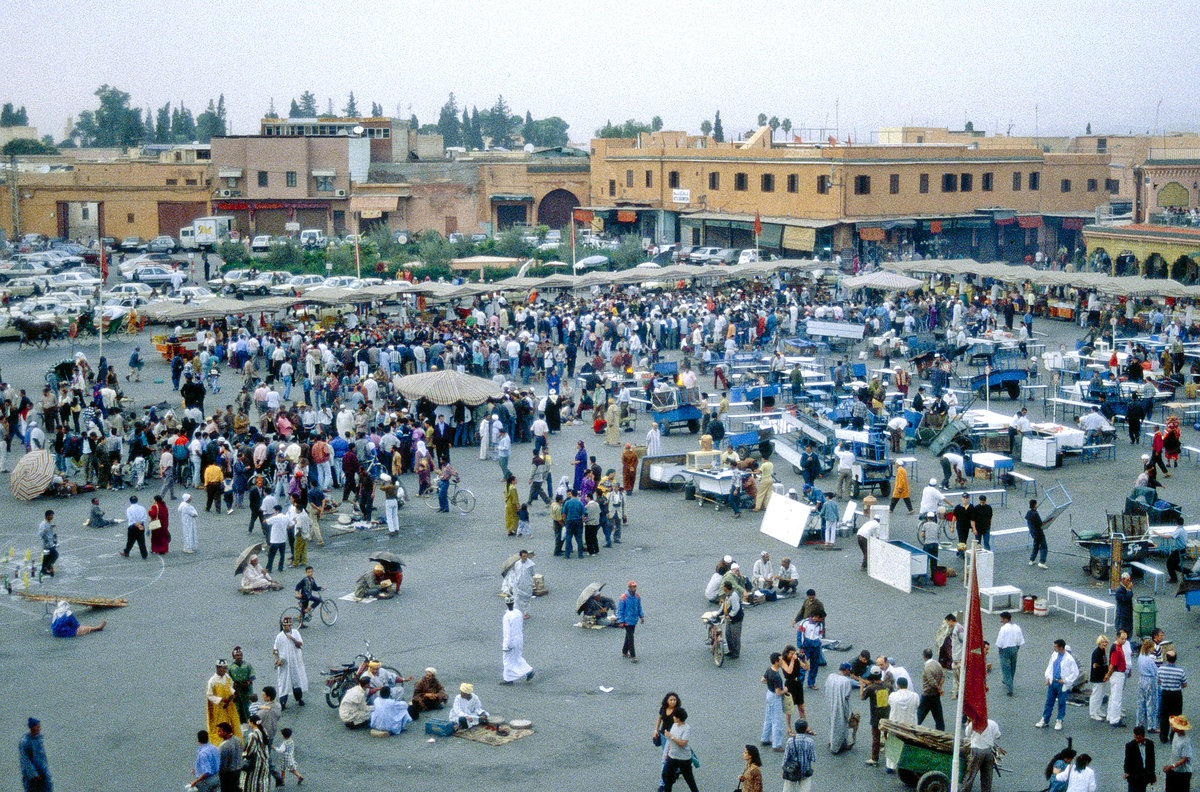 Der Djemaa el Fna genannte zentrale Marktplatz in Marrakesch. Bild vom Dia. Aufnahme: November 1996.