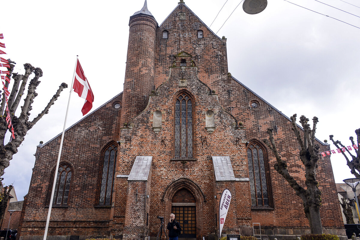 Der Dom in Hadersleben (dnisch:Haderslev) von Apotekergade aus gesehen. Aufnahme: 5. Mai 2021.