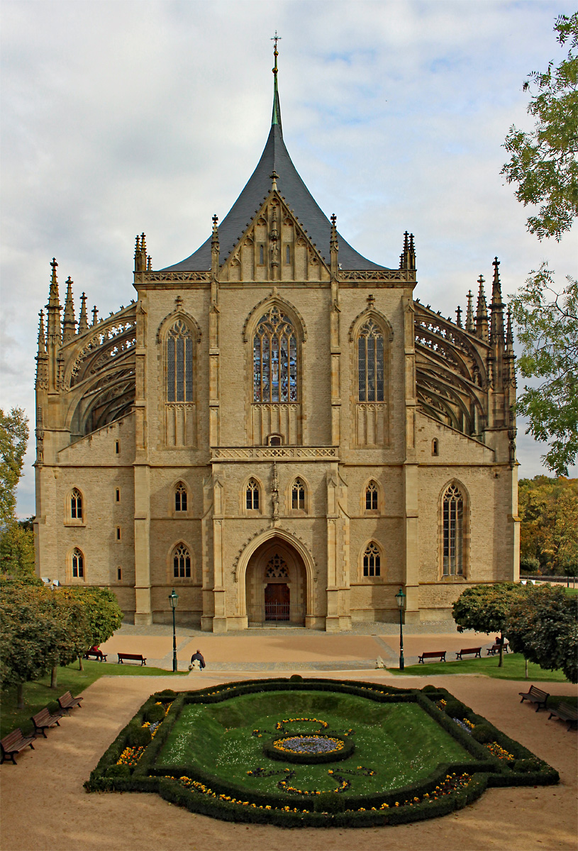 Der Dom der heiligen Barbara in Kutn Hora teilt das Los vieler groer Sakralbauten: Die sehr lange Bauzeit, die sich von 1388 bis 1905 erstreckte. Dafr ist das Ergebnis aber auch sehr sehenswert, sowohl innen wie auen. 11.10.2017