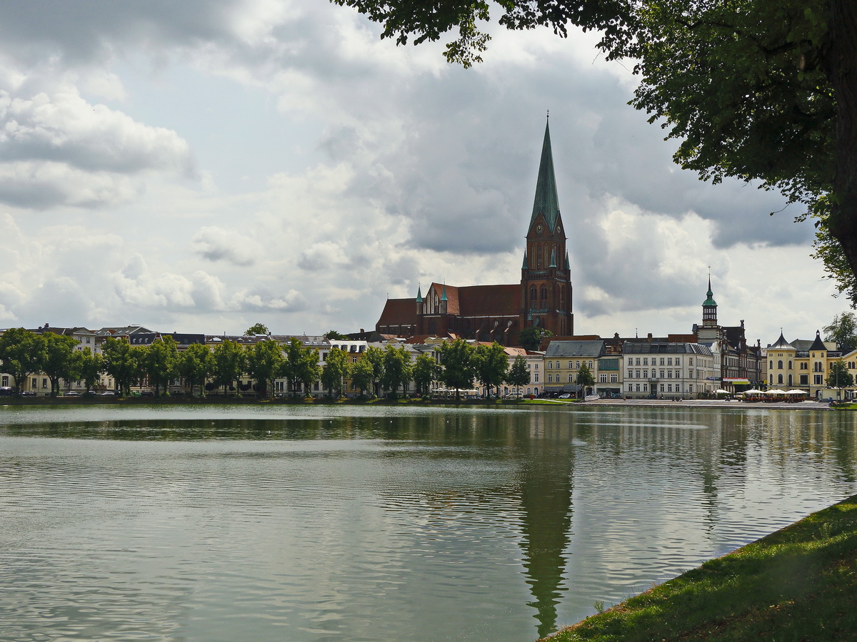 Der Dom hinter dem Pfaffenteich, ein Teich mit einer Flche von etwa 12 Hektar,  in Schwerin am 01. August 2019