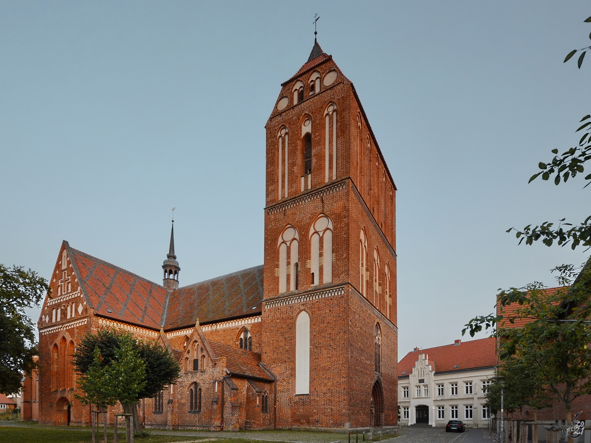 Der Dom St. Maria, St. Johannes Evangelista und St. Ccilia wurde in der ersten Hlfte des 13. Jahrhunderts im Stile der Norddeutschen Backsteingotik errichtet. (Gstrow, August 2013)