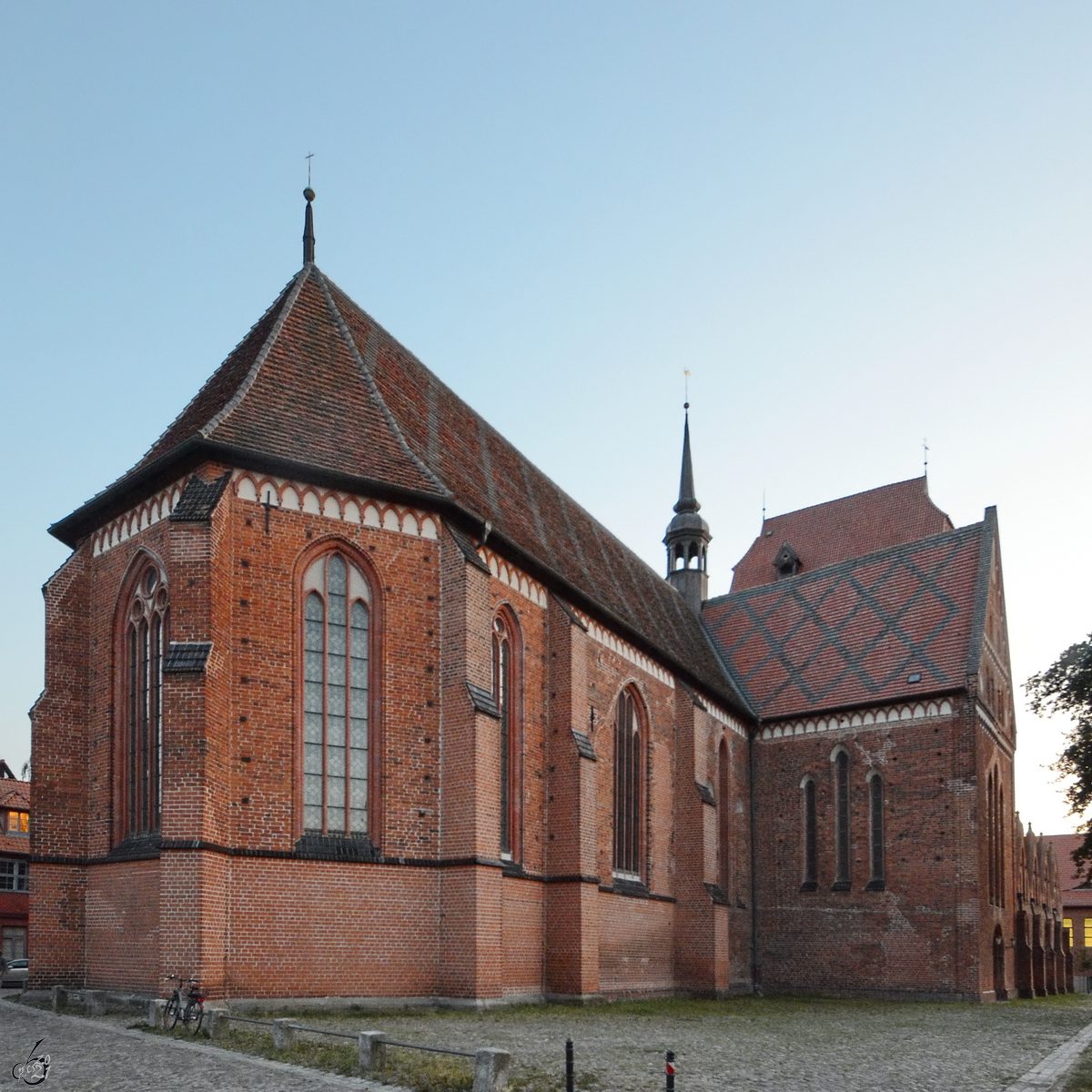 Der Dom St. Maria, St. Johannes Evangelista und St. Ccilia wurde in der ersten Hlfte des 13. Jahrhunderts im Stile der Norddeutschen Backsteingotik errichtet. (Gstrow, August 2013)