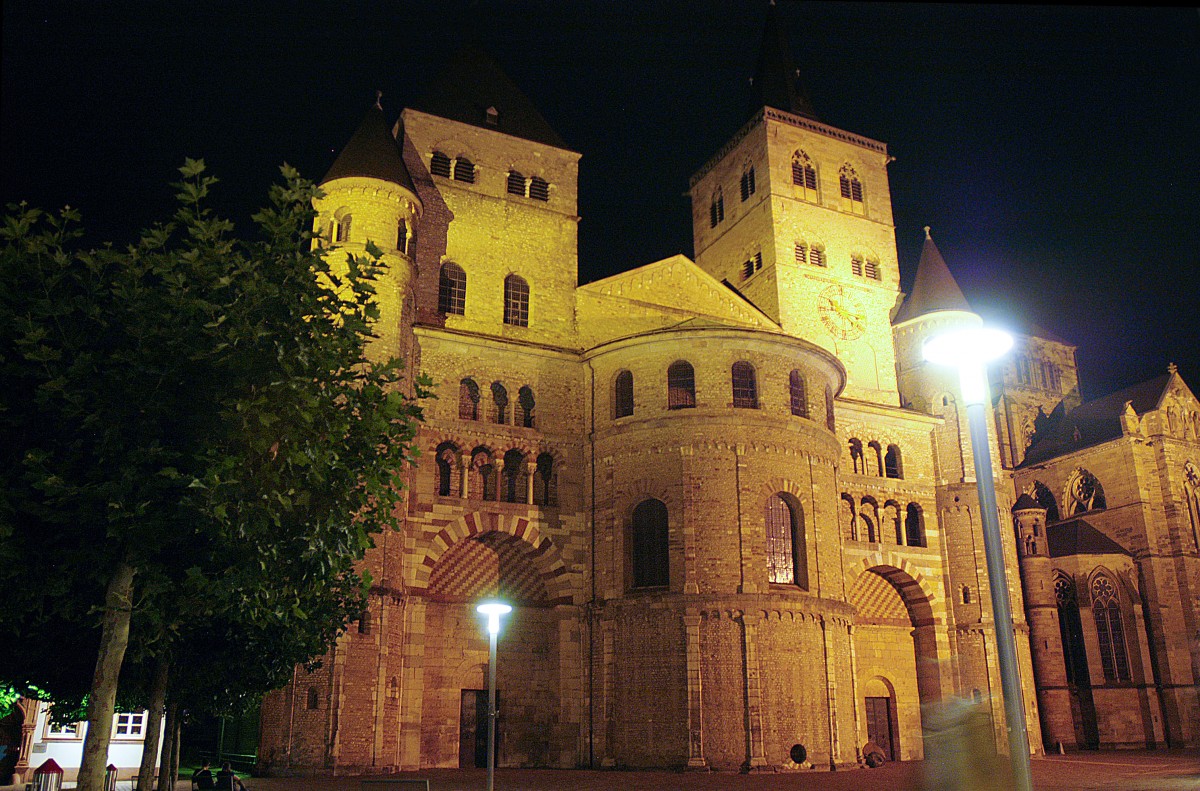 Der Dom St. Peter zu Trier bei Nacht. Aufnahme: Juli 2007.