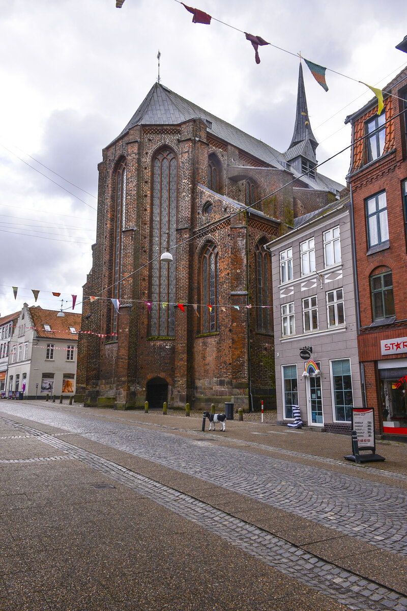 Der Dom zu Hadersleben (dnisch: Haderslev Domkirke), gilt als schnste gotische Kirche Dnemarks. Der 22 Meter hohe Chor wird durch vier Strebebgen gesttzt, dem einzigen erhaltenen gotischen Strebewerk des Landes. 1922 wurde die Kirche Bischofskirche des neu geschaffenen Bistums Hadersleben in Nordschleswig. Aufnahme: 5. Mai 2021.