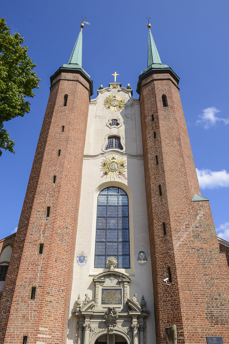 Der Dom zu Oliwa in Danzig (Gdańsk ). Die Fassade ist von zwei schlanken Trmen von je 46 Metern Hhe flankiert, mit spitzen barocken Helmdchern. Aufnahme: 14. August 2019.
