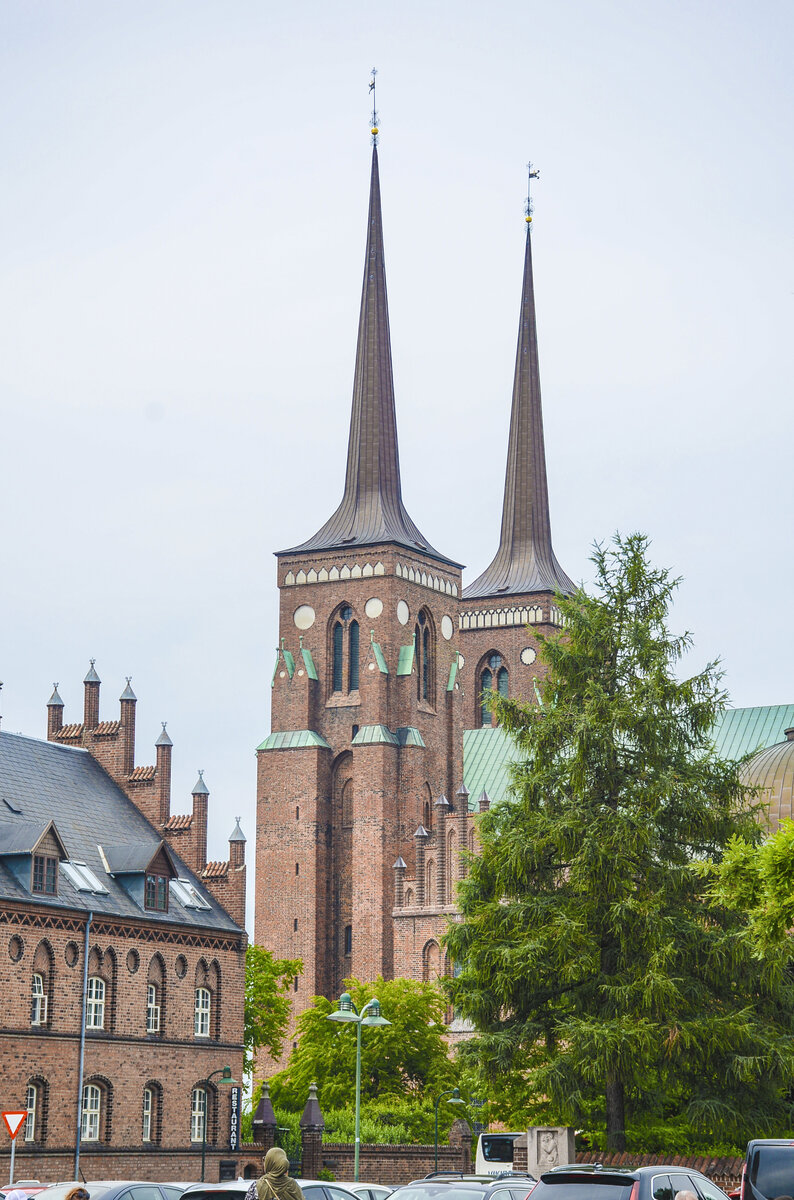 Der Dom zu Roskilde vom Stndertorvet aus gesehen. Der Dom ist der erste gotische Dom Skandinaviens aus Backstein. Das in Roskilde auf der dnischen Insel Seeland stehende Gebude trug somit mageblich zur Verbreitung der Backsteingotik bei. Die 1280 fertiggestellte Kirche ist der traditionelle Begrbnisort der dnischen Knige und in neuerer Zeit Touristenmagnet. 1995 nahm die UNESCO den Dom in die Liste des Welterbes auf.
Aufnahme: 20. Juni 2023.