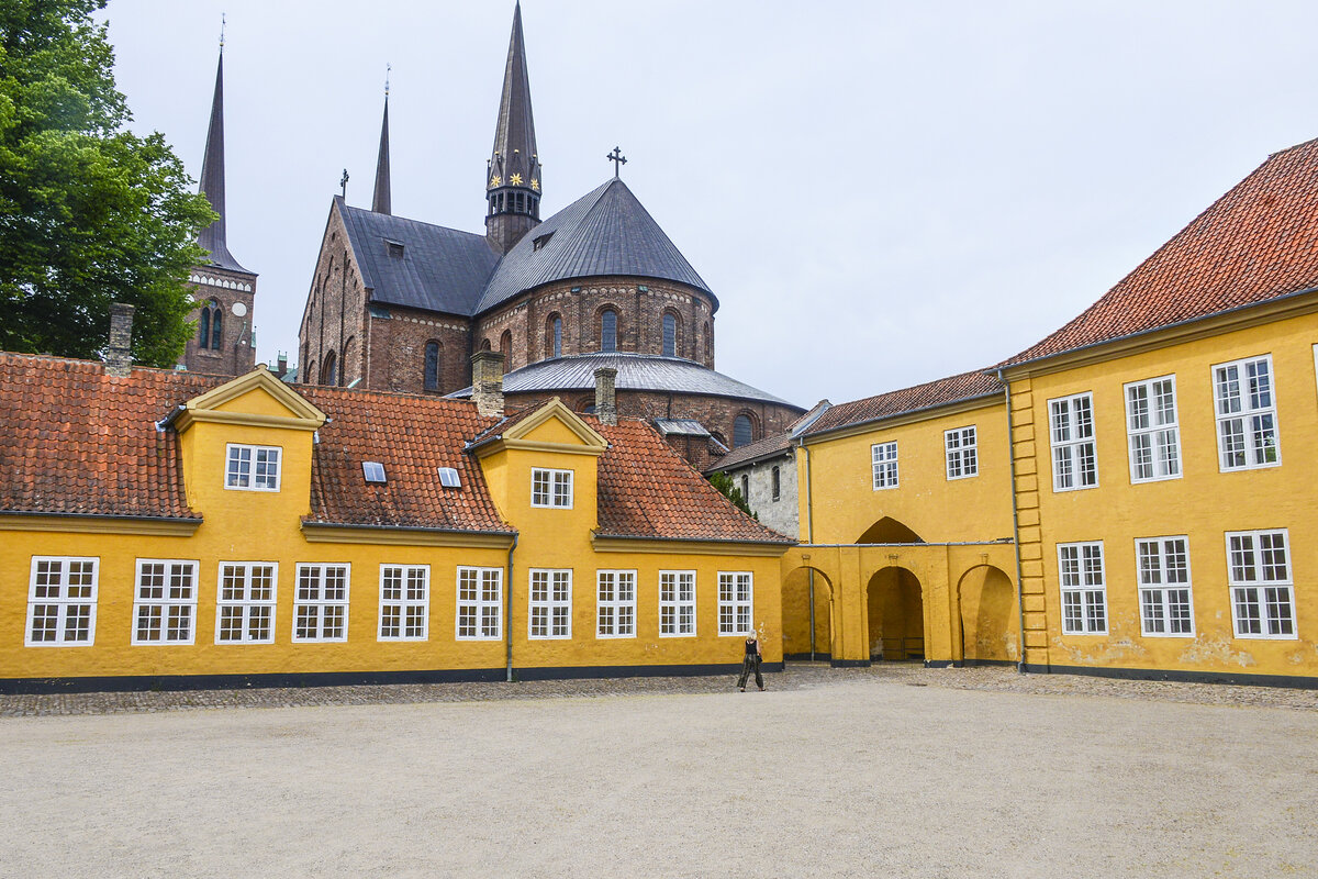 Der Dom zu Roskilde vom Innenhof des Museums fr zeitgenssische Kunst aus gesehen. Aufnahme: 20. Juni 2023.