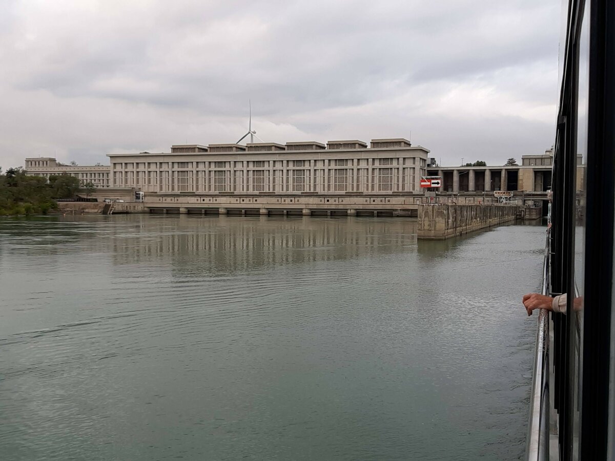 Der Donzre-Mondragon-Damm in der franzsischen Gemeinde Bollne-cluse ist ein Wasserkraftwerk und eine Schleuse, die 1952 am sdlichen Ende des Donzre-Mondragon-Kanals im Departement Vaucluse in Frankreich gebaut wurden. Es wurde 1992 in die Liste der historischen Denkmler in Frankreich eingetragen.