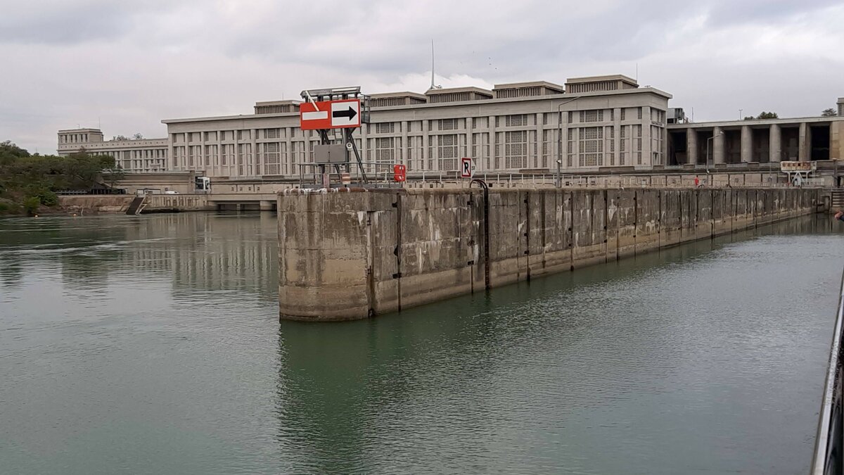 Der Donzre-Mondragon-Damm in der franzsischen Gemeinde Bollne-cluse ist ein Wasserkraftwerk und eine Schleuse, die 1952 am sdlichen Ende des Donzre-Mondragon-Kanals im Departement Vaucluse in Frankreich gebaut wurden. Es wurde 1992 in die Liste der historischen Denkmler in Frankreich eingetragen.